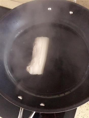 尖椒蒜苗回锅肉的做法步骤1