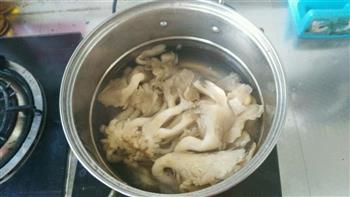蘑菇炒肉的做法步骤2