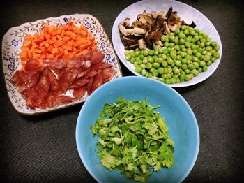 腊肠豌豆香菇焖饭的做法图解1