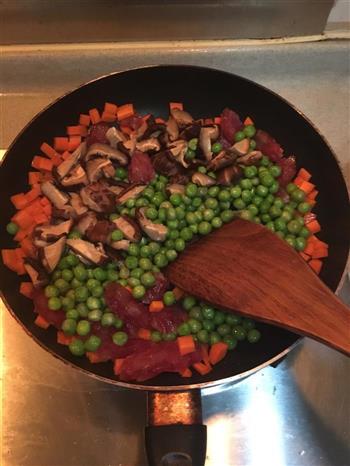 腊肠豌豆香菇焖饭的做法图解2