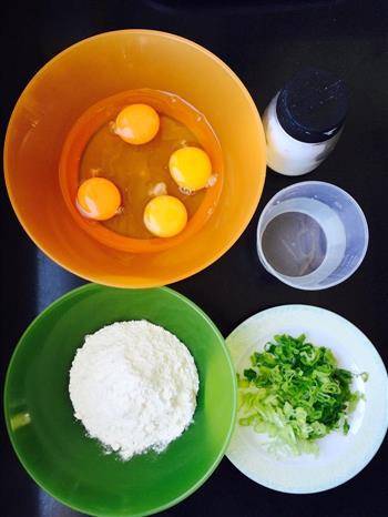 早餐葱花鸡蛋饼的做法步骤1