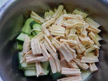 黄瓜凉拌腐竹的做法步骤3