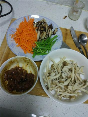黑椒蘑菇炒肉的做法步骤1