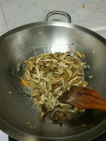 黑椒蘑菇炒肉的做法步骤3