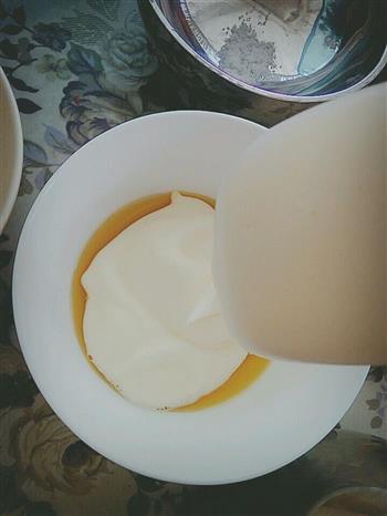 蜂蜜牛奶纸杯蛋糕的做法图解4