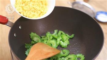 苦瓜炒鸡蛋—迷迭香的做法步骤9