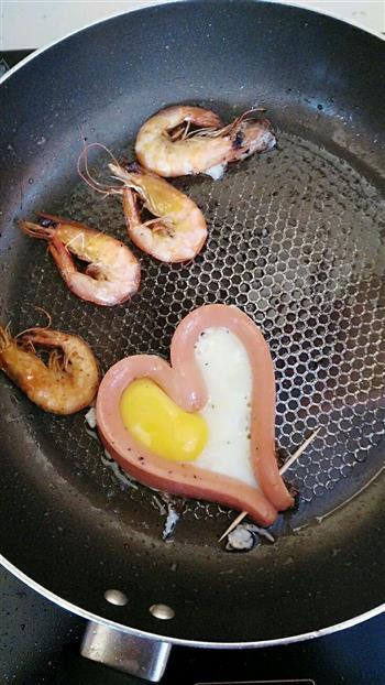 爱心火腿煎蛋＋煎虾的做法步骤3