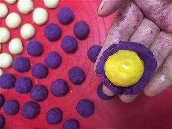 紫薯蛋黄酥的做法步骤11
