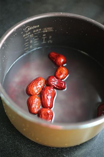 秋季养生紫米红枣粥的做法图解2