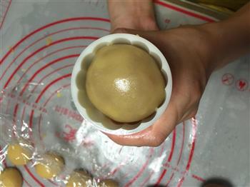 广式莲蓉蛋黄月饼料理没烦恼的做法步骤15