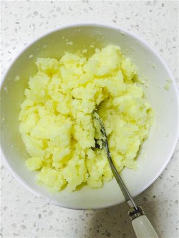 焗火腿韭菜粒土豆泥的做法步骤3