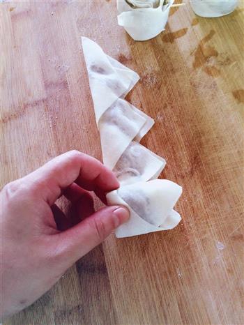 玫瑰花饺子皮卷的做法步骤3