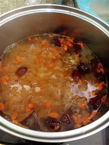 银耳红枣枸杞汤的做法步骤1
