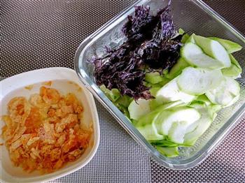 孩子难以抗拒的海蟹丝瓜紫菜汤的做法步骤1
