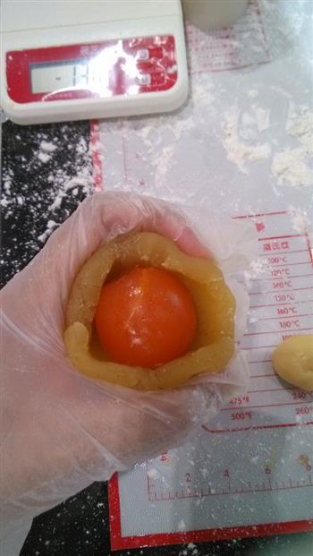 蛋黄莲蓉广式月饼的做法步骤4