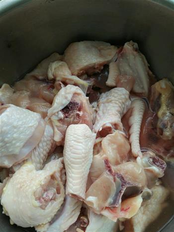 茶树菇炖鸡-一道超级简单超级美味的下饭菜的做法步骤1