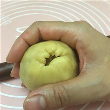 广式坚果月饼的做法步骤9