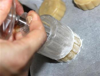 自制豆沙蛋黄月饼的做法图解12