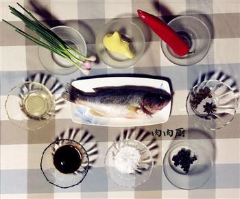 清蒸鲈鱼如何才能做到鱼肉味鲜嫩滑的做法步骤1