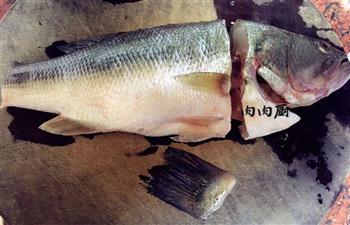 清蒸鲈鱼如何才能做到鱼肉味鲜嫩滑的做法步骤2