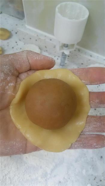 广式莲蓉蛋黄月饼的做法图解7