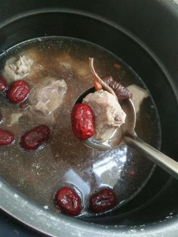 茶树菇红枣排骨汤的做法步骤2