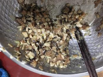 水煎香菇猪肉锅贴的做法步骤1