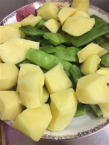 东北菜   土豆炖豆角的做法步骤1