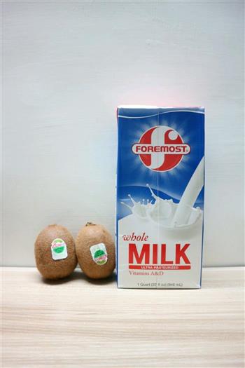 牛奶奇异果汁美白，养颜的做法步骤1