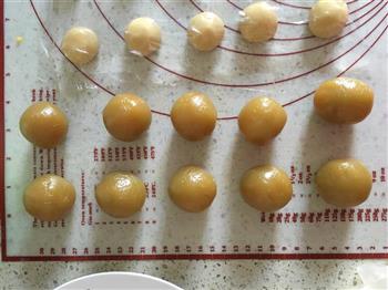 广式蛋黄莲蓉月饼的做法步骤10