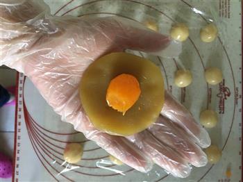 广式蛋黄莲蓉月饼的做法图解8