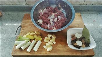 砂锅牛腩炖土豆的做法步骤1