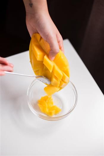 芒果奶酪冰皮月饼的做法图解1