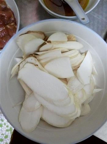 杏鲍菇炒肉片的做法步骤1