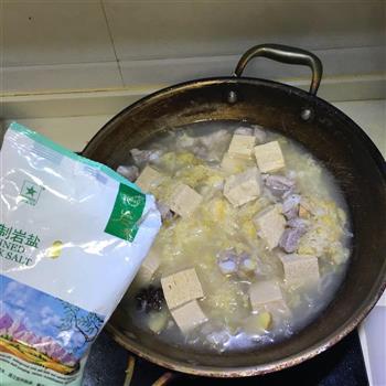 酸菜排骨炖冻豆腐的做法步骤4