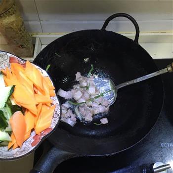 黄瓜胡萝卜炒肉的做法步骤3