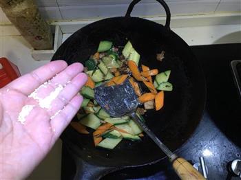 黄瓜胡萝卜炒肉的做法步骤8