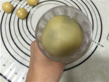 广式豆沙蛋黄月饼的做法步骤17