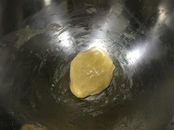 广式豆沙蛋黄月饼的做法步骤4
