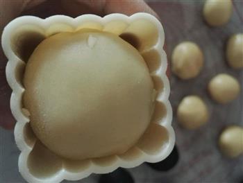传统广式蛋黄月饼的做法步骤14