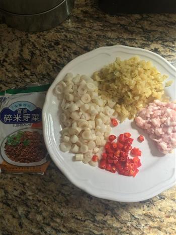 家常下饭菜-小笋炒酸菜的做法步骤1