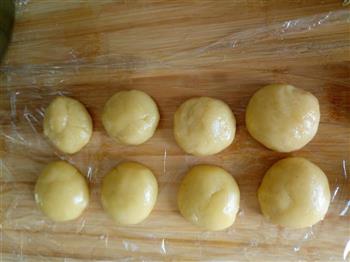中秋赏月  改良红豆沙蛋黄月饼的做法图解3