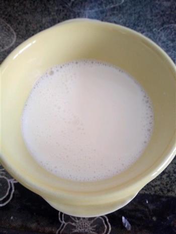 牛奶鸡蛋羹的做法步骤2