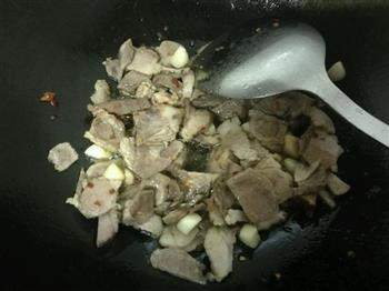 蒜苗炒肉片的做法步骤1