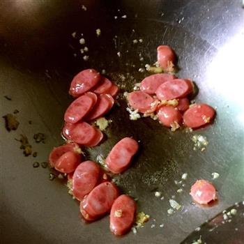 猪肉肠炒南瓜苗的做法步骤4