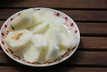 温润食物防秋燥 皂角米红枣银耳汤的做法步骤2