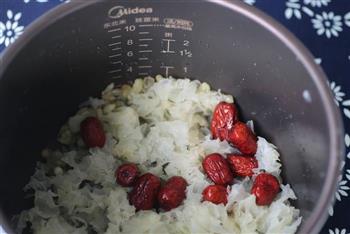 温润食物防秋燥 皂角米红枣银耳汤的做法图解3