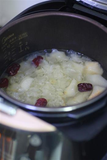 温润食物防秋燥 皂角米红枣银耳汤的做法图解6