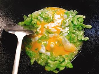 蒜蓉苦瓜炒鸡蛋，清热小菜的做法步骤4