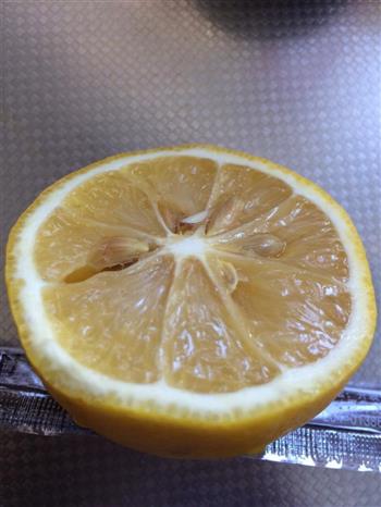 百香果柠檬蜂蜜水的做法步骤2